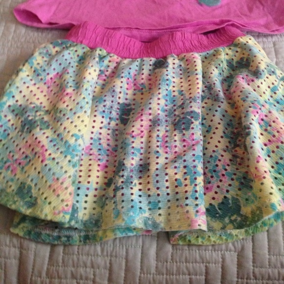 Little Dkny skirt and top set. - Picture 2 of 4